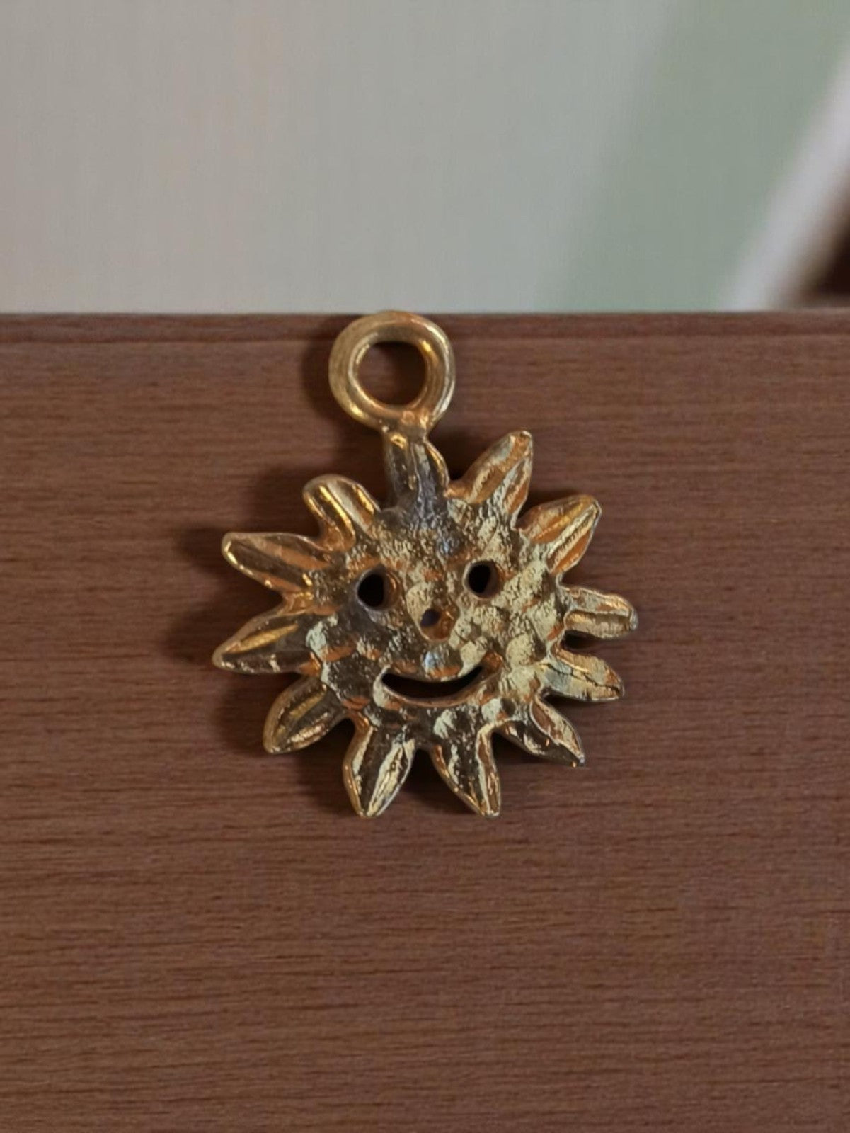 Pendentif soleil vintage métal doré années 50, bijouterie fantaisie rétro