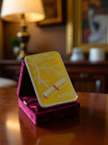 Pin's émaillé vintage FUSADEE ADEE jaune, badge publicitaire ancien