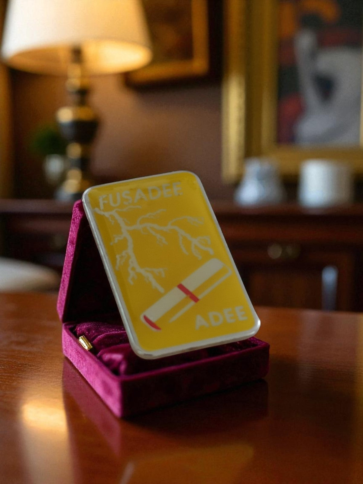 Pin's émaillé vintage FUSADEE ADEE jaune, badge publicitaire ancien