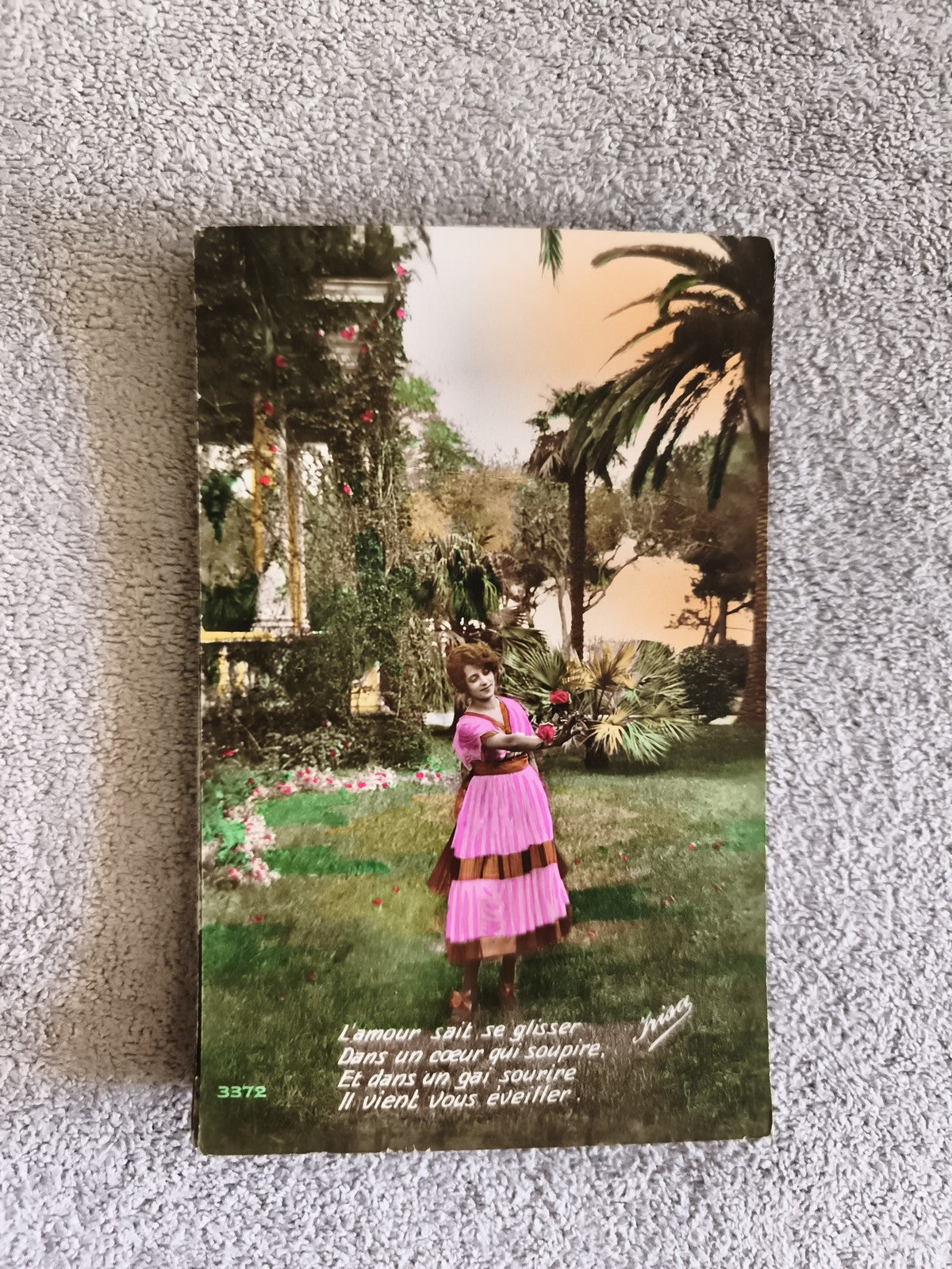 Carte postale illustrée CPA femme jardin palmier robe rose poésie