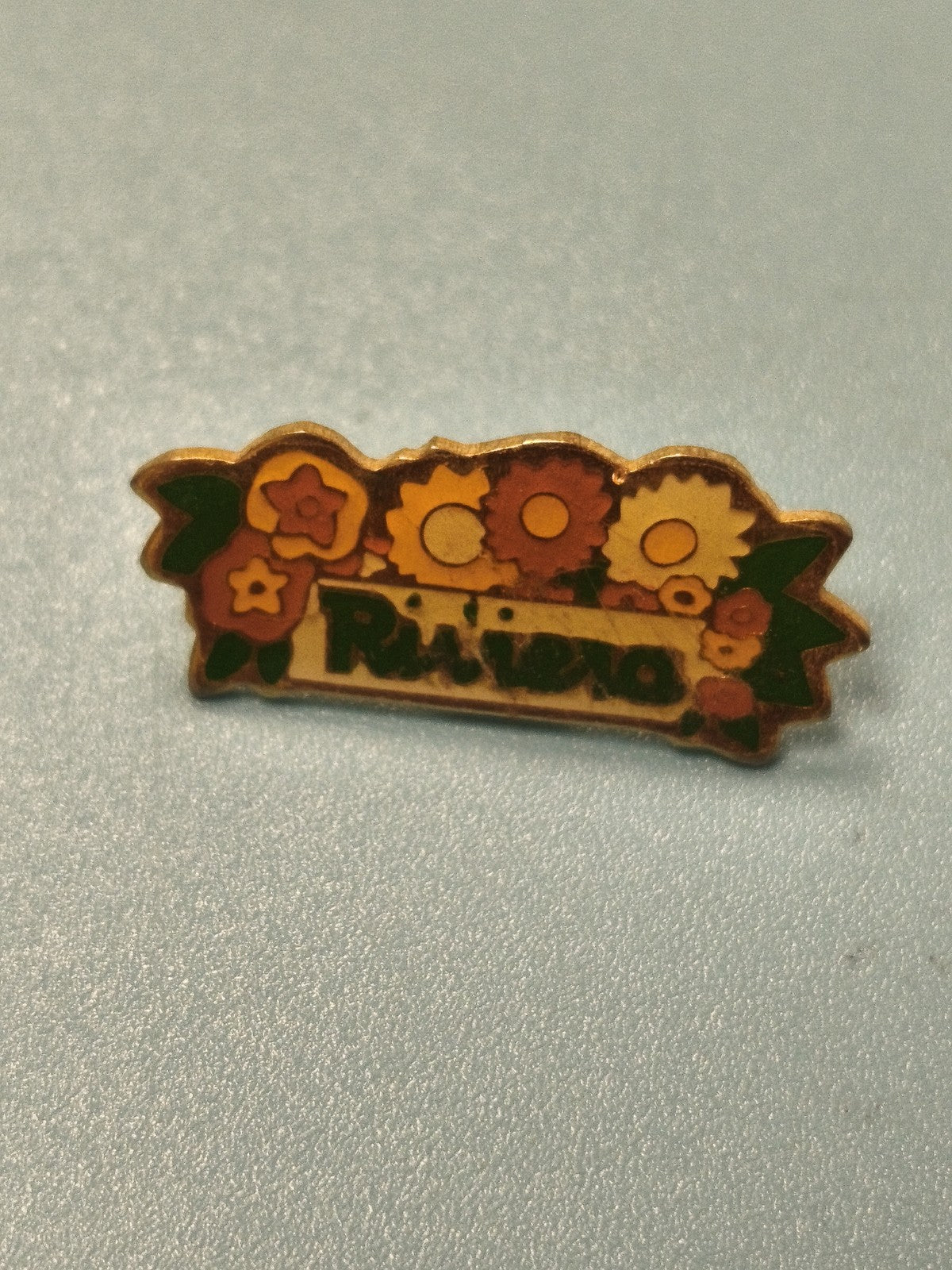 Vintage pin's Riviera fleurs style rétro jaune orange ancien badge collection