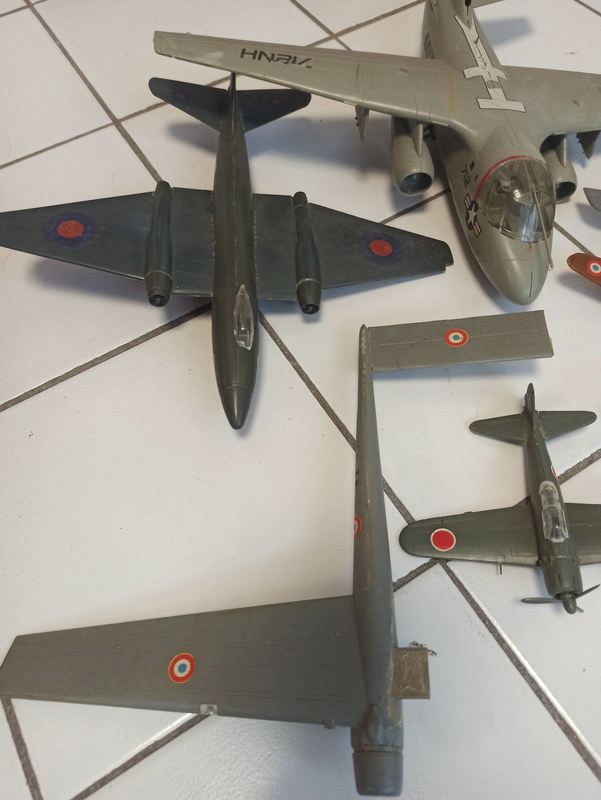 Lot maquettes avions vintage anciens, divers modèles militaires, à restaurer