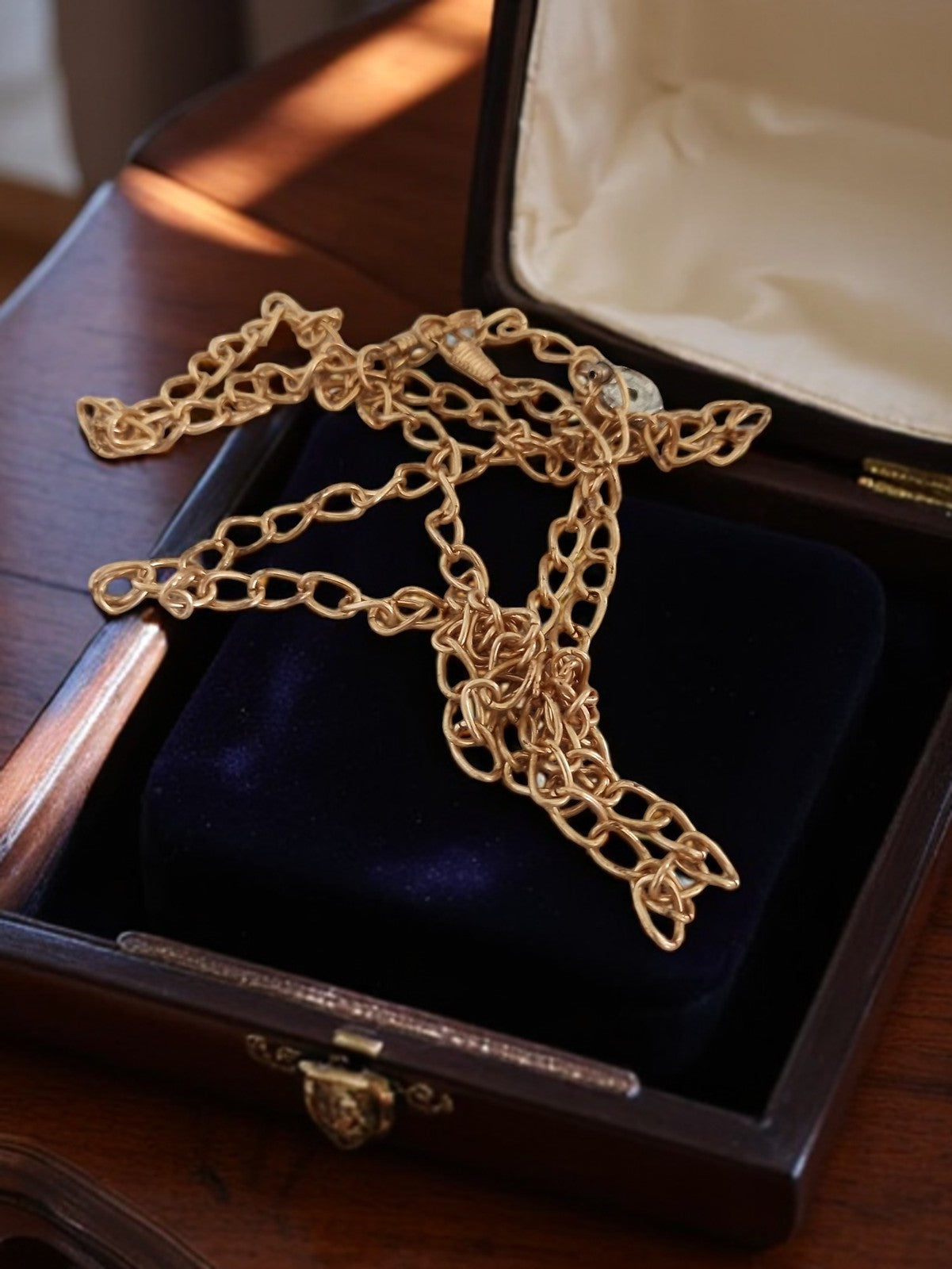 Collier chaîne vintage dorée, maillons fantaisie, bijou rétro élégant