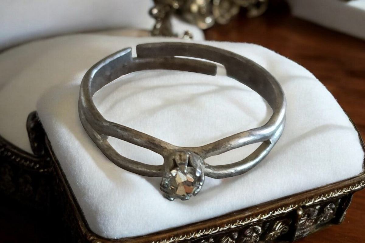 Vintage rigid bracelet with rhinestone decoration, silver-plated finish, elegant retro style