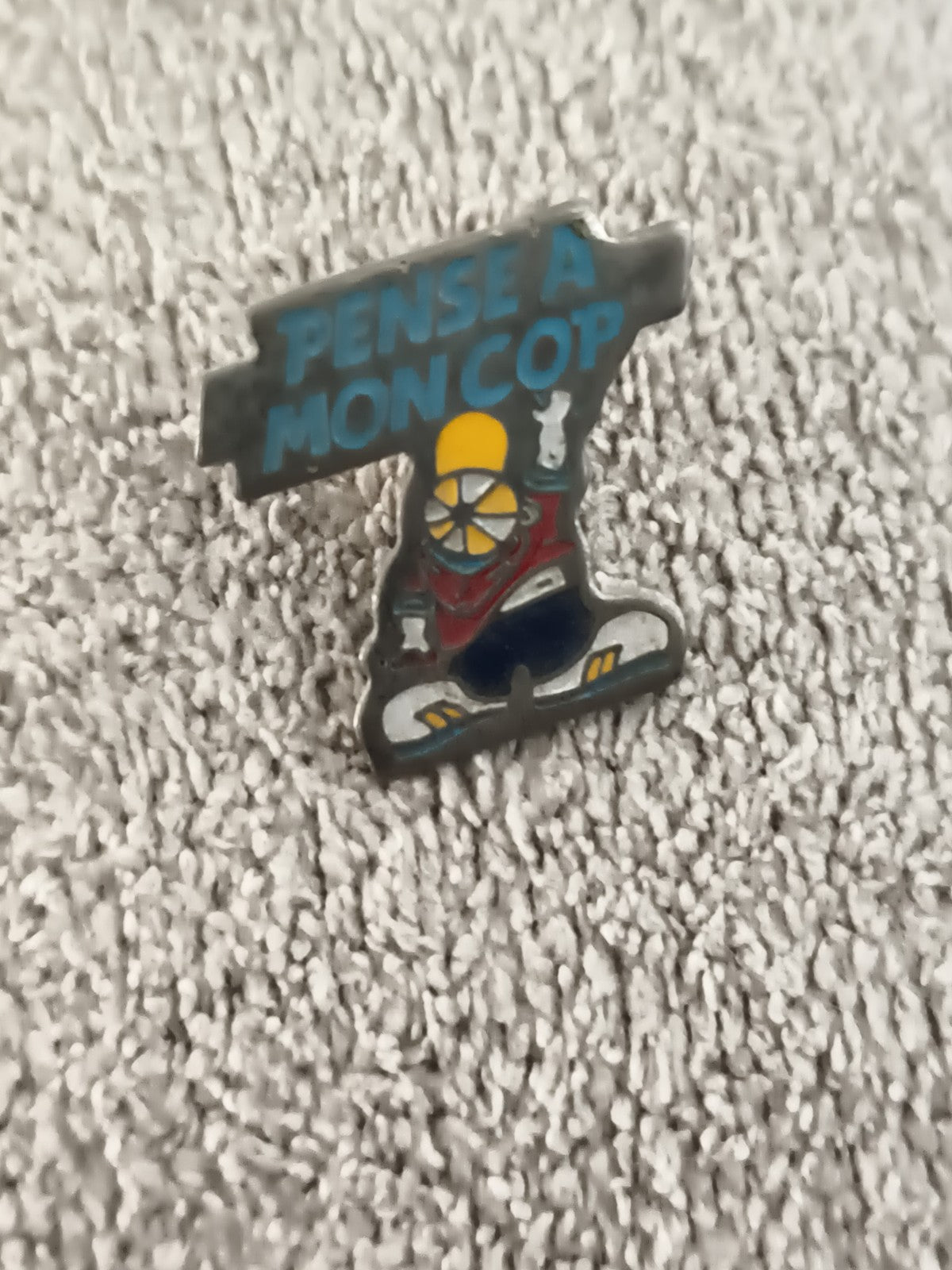 Pin's vintage "Pense à mon cop" émaillé, motif personnage, années 90 (Ref 6)