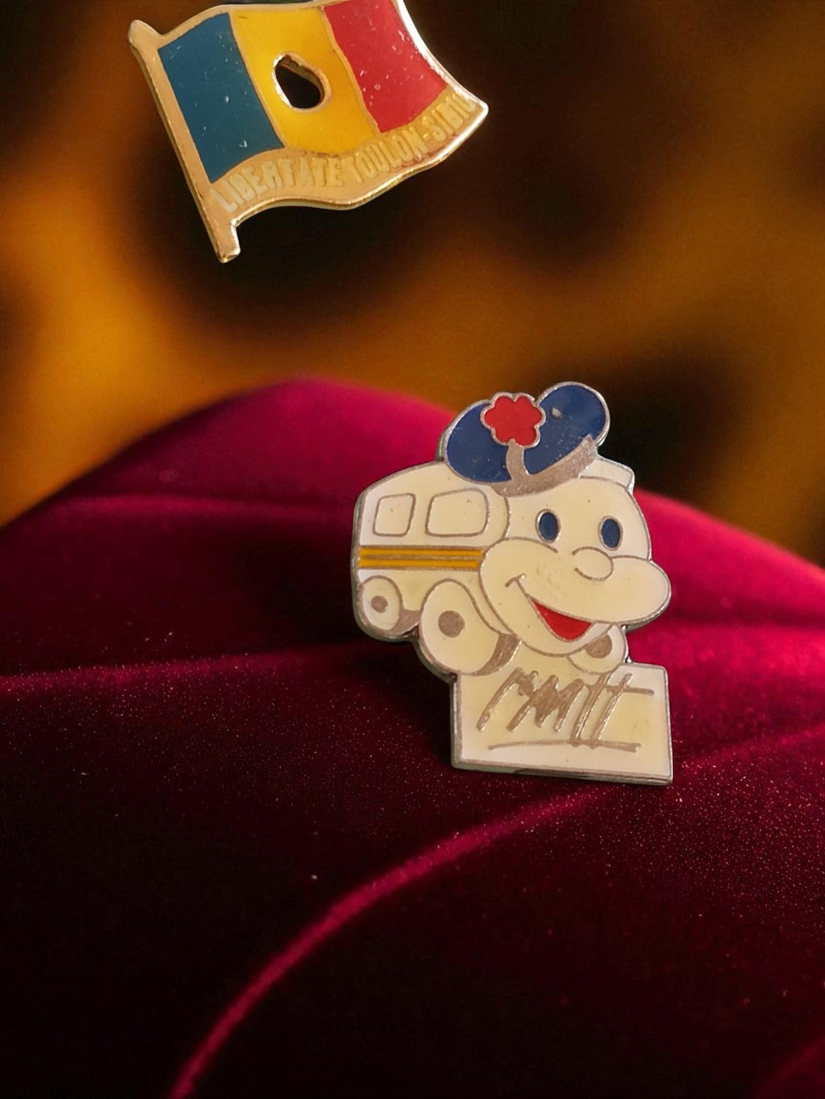 Pin's vintage ambulance mascotte émaillé édition limitée, drapeau Roumanie