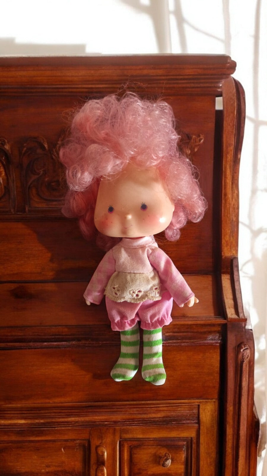 Poupée vintage Charlotte aux Fraises 80s cheveux roses tenue rayée rétro