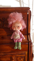 Poupée vintage Charlotte aux Fraises 80s cheveux roses tenue rayée rétro