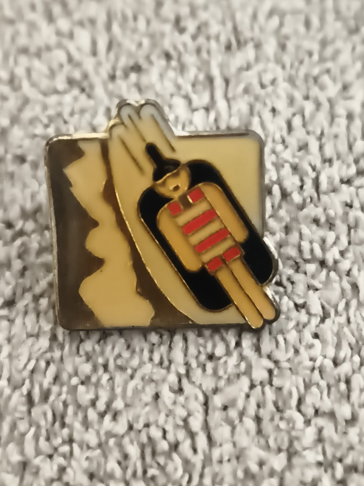 Pin's vintage skieur stylisé, émail, motif montagne, sports d'hiver (Ref 5)