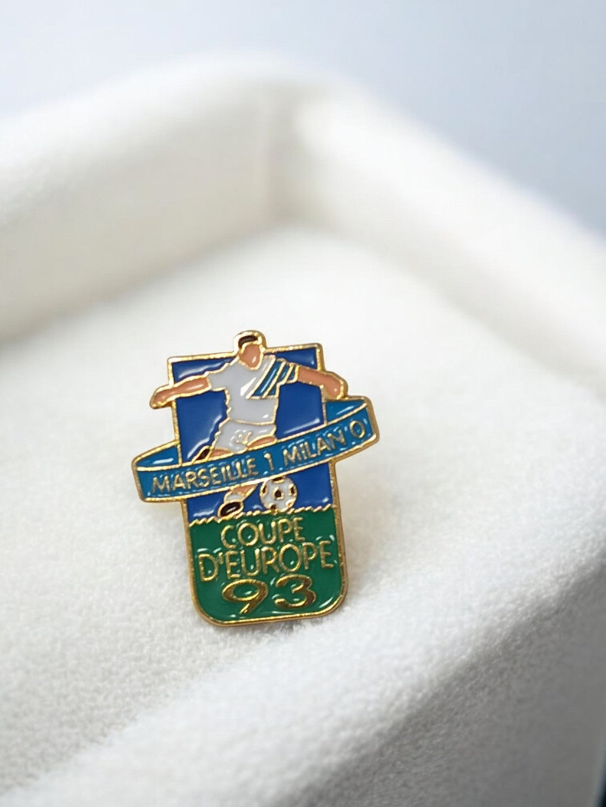 Pin's vintage OM Coupe d'Europe 93 Marseille Milan football ancien rare