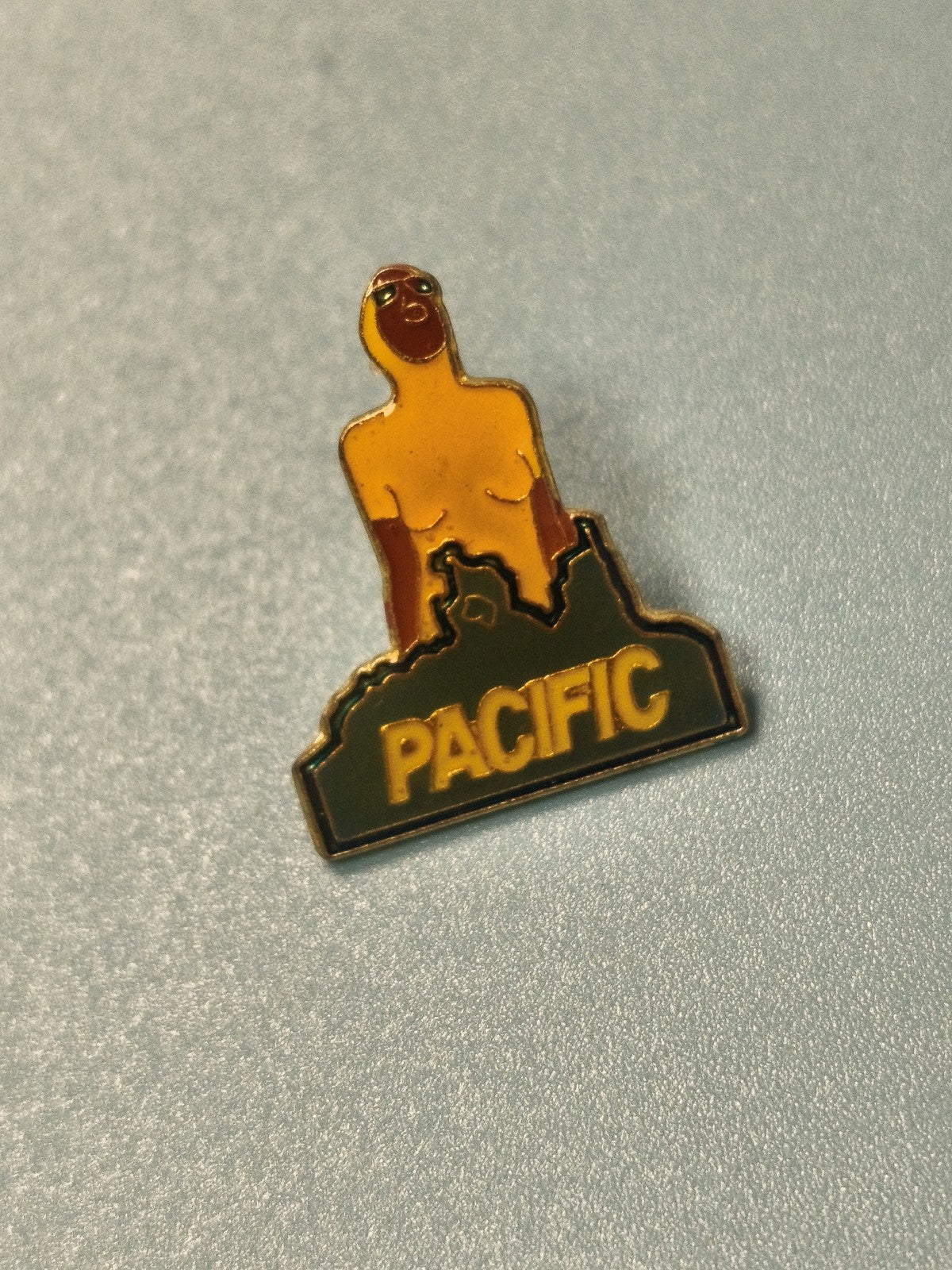 Vintage pin's PACIFIC émaillé silhouette jaune vert collection rétro (Ref 15)