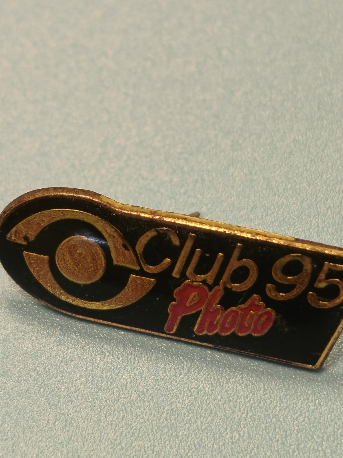 Vintage pin's Club 95 Photo noir doré collection photographe (Ref 12)