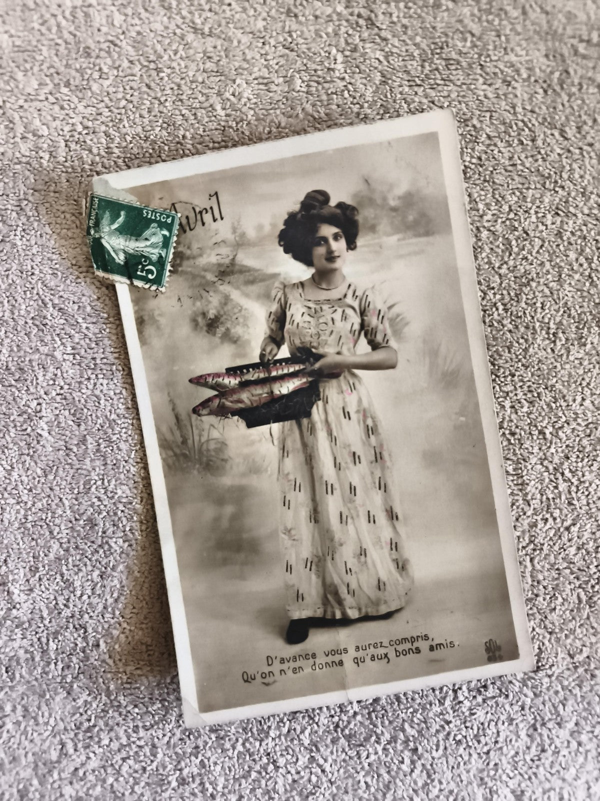 CPA début XXe femme costume panier poissons timbre 5c humour avril