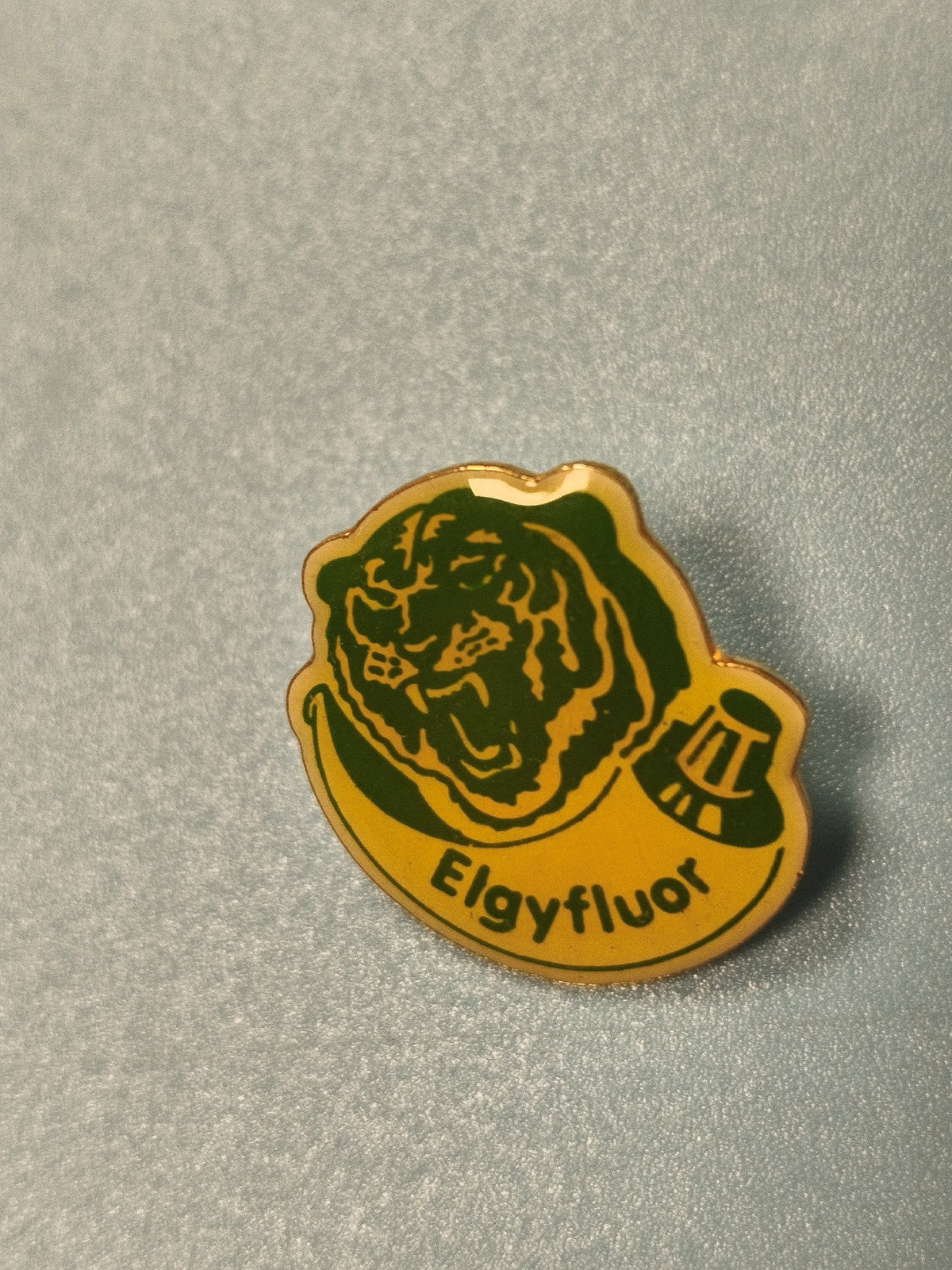 Vintage pin's Elgyfluor lion jaune vert, objet publicitaire ancien collection
