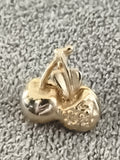Pin's vintage cerises dorées aspect métal brillant rétro (Ref 8)