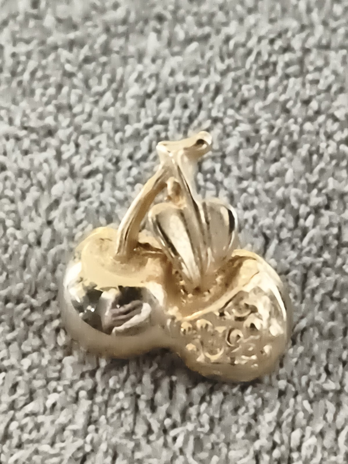Pin's vintage cerises dorées aspect métal brillant rétro (Ref 8)