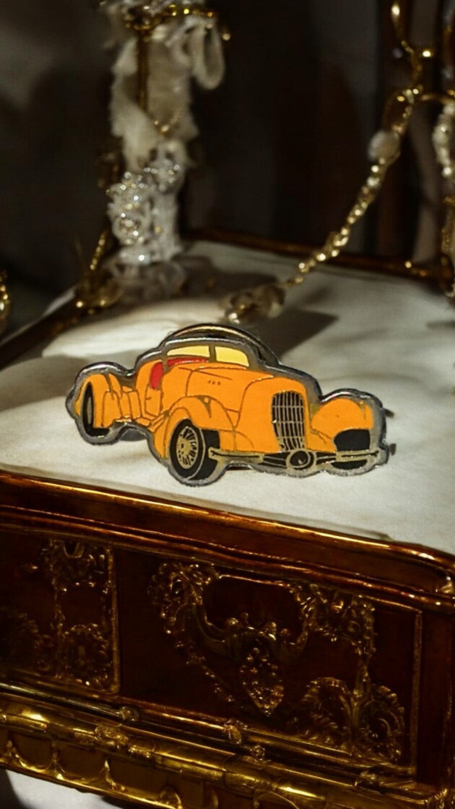 Pin's voiture Duesenberg jaune vintage, badge auto ancien collector