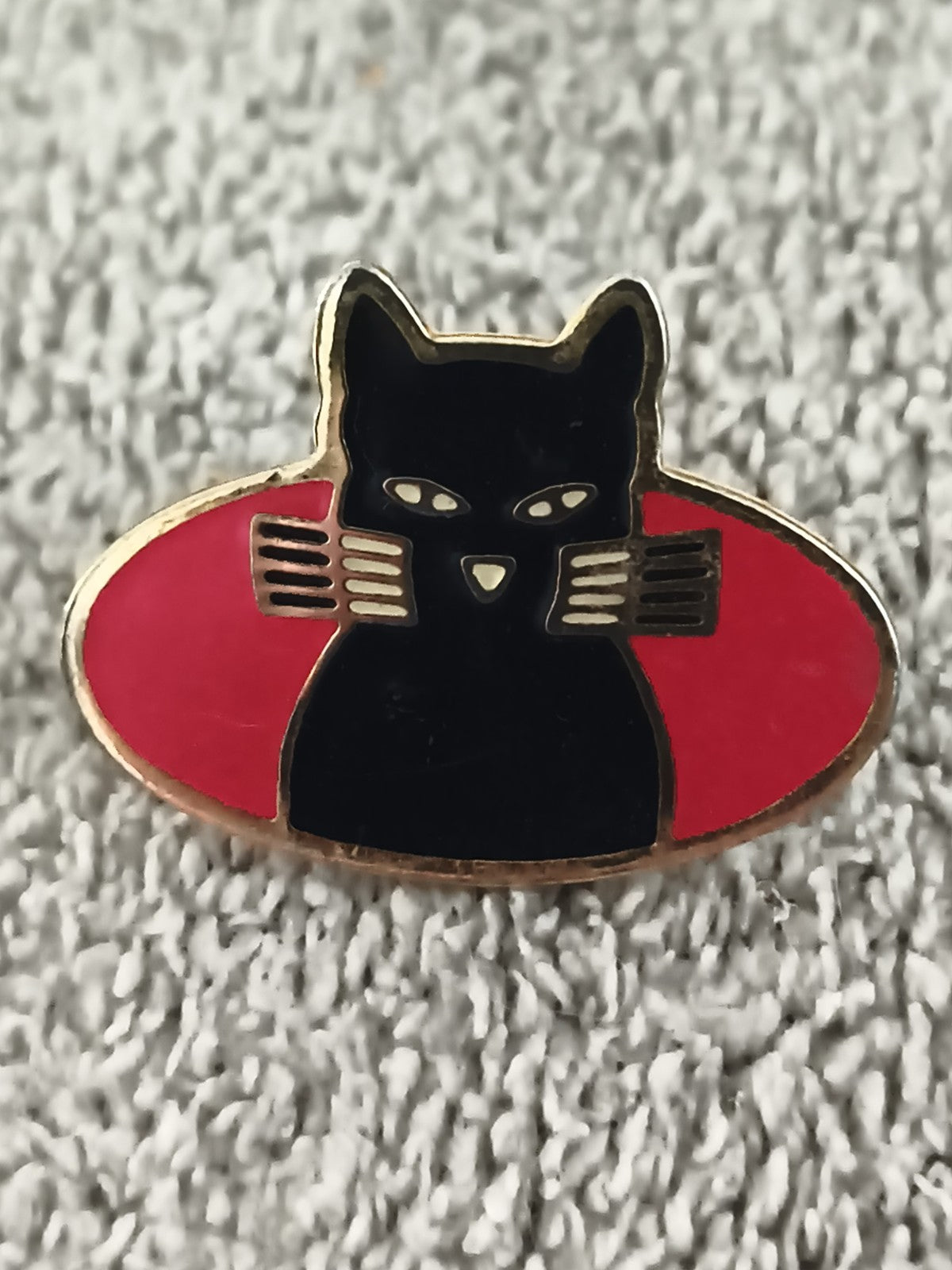 Pin's vintage chat noir émaillé ovale fond rouge badge ancien (Ref 4)