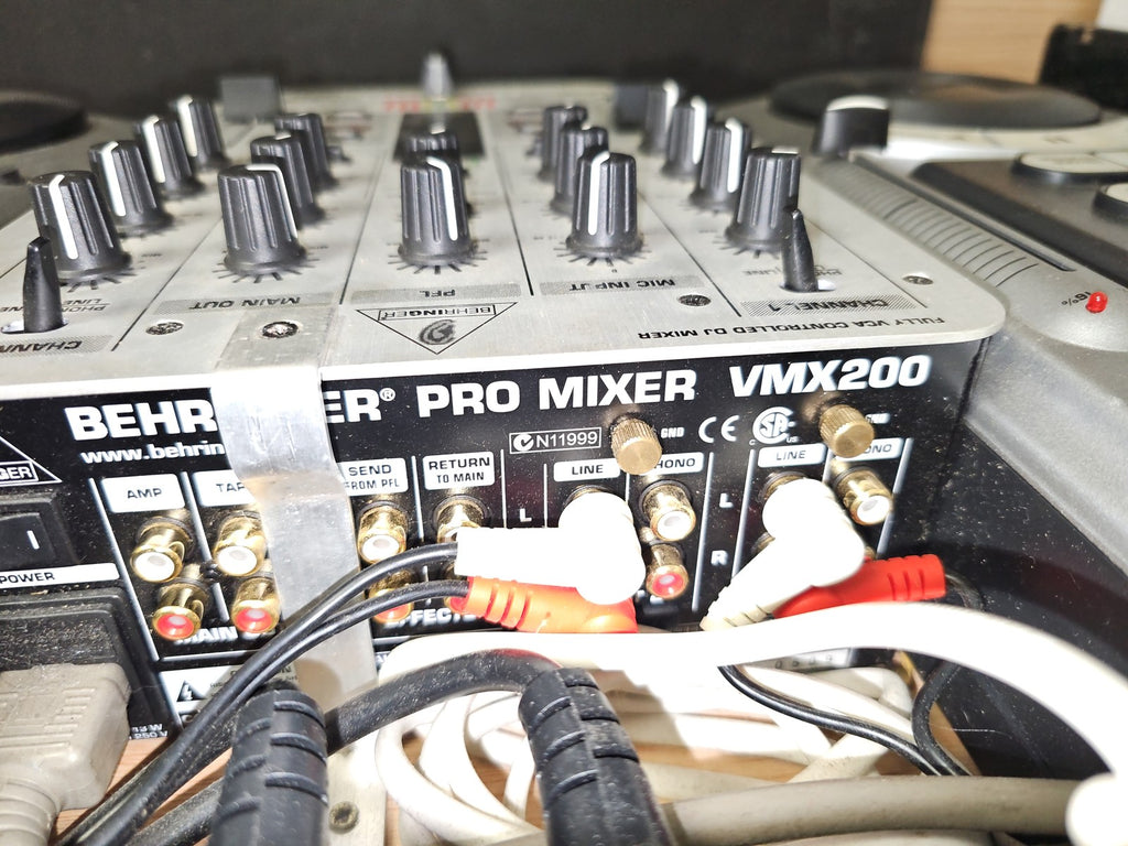 Table de mixage Behringer VMX-200 XPO et Numark DJ Console audio professionnelle