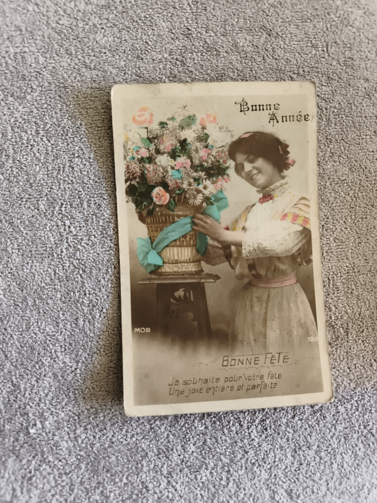 Carte postale ancienne Bonne Année Bonne Fête MOB femme bouquet colorisé