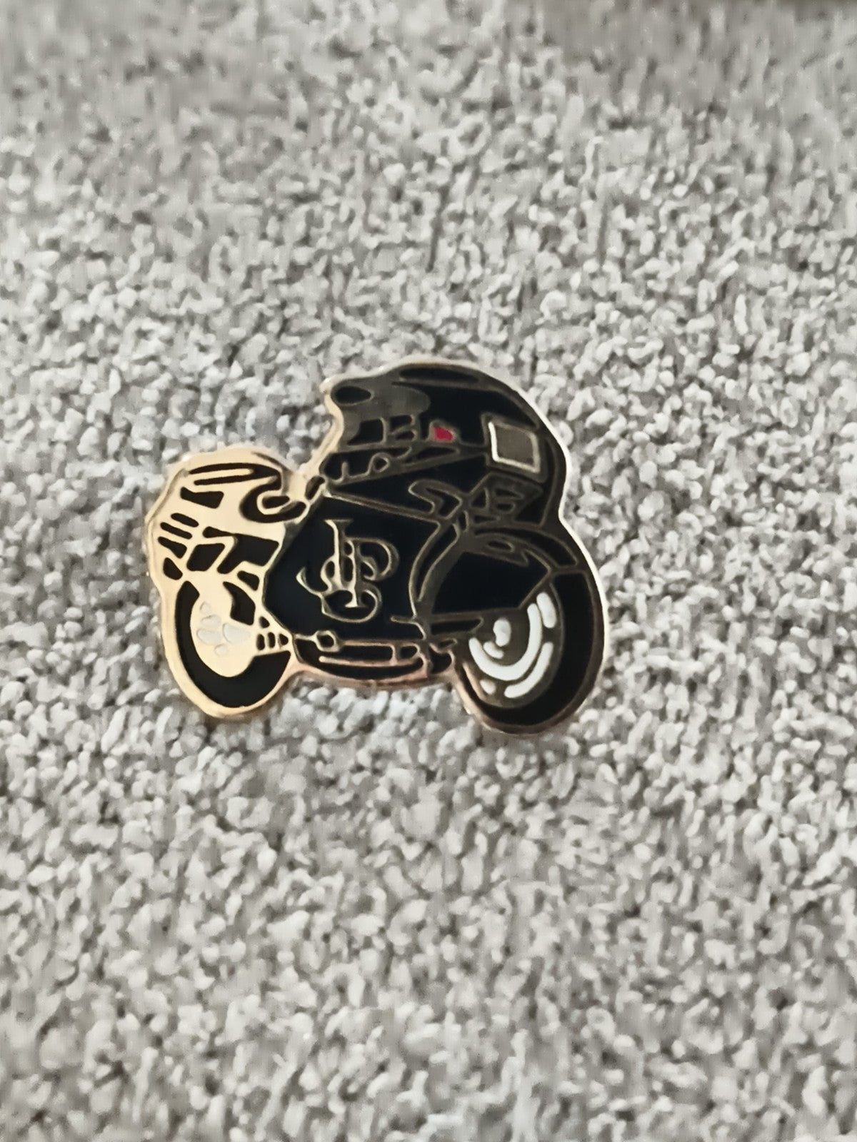 Pin's vintage moto noire, émail, outline doré, années 80-90 (Ref 10)