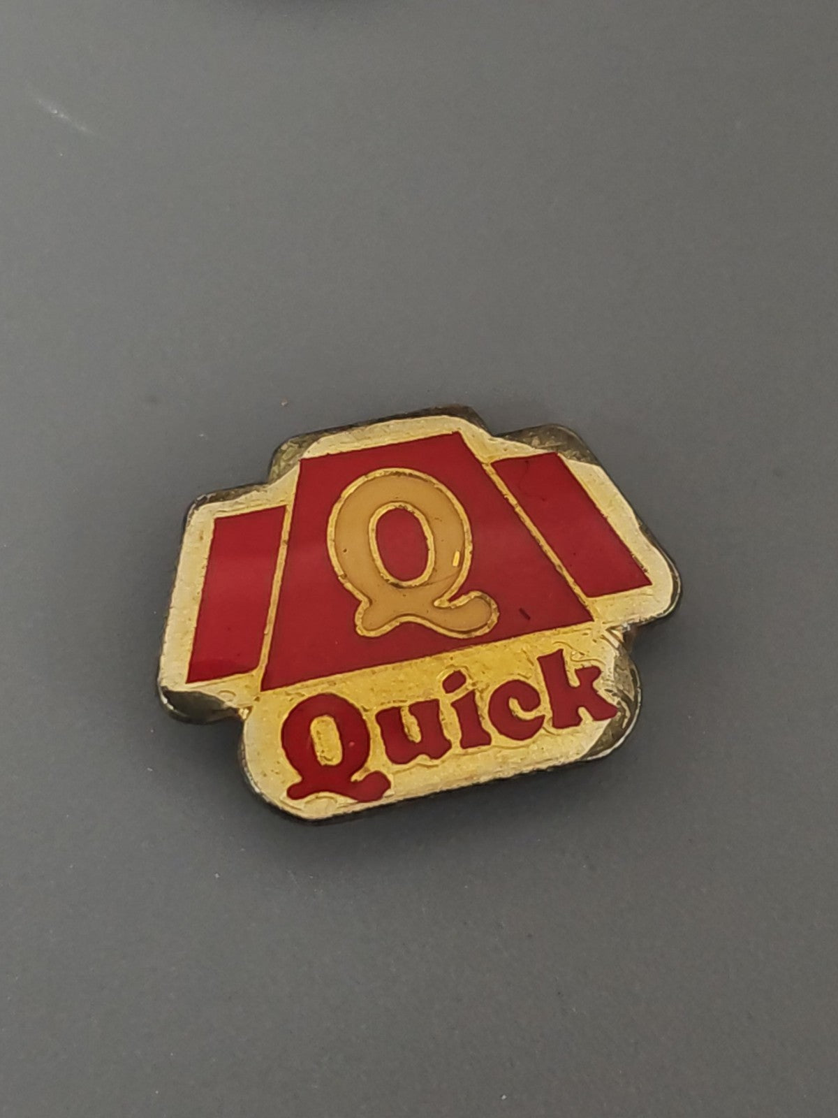 Pin's ancien rétro Quick, badge vintage collection fast-food France années 90