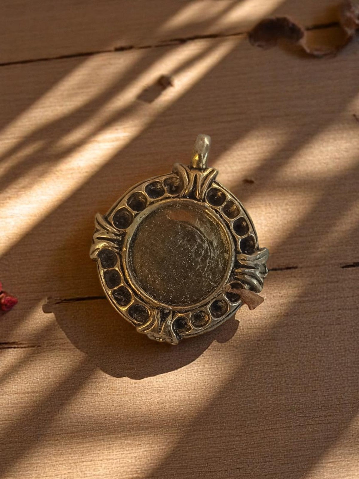 Pendentif rond vintage métal doré années 50 style médaillon ancien
