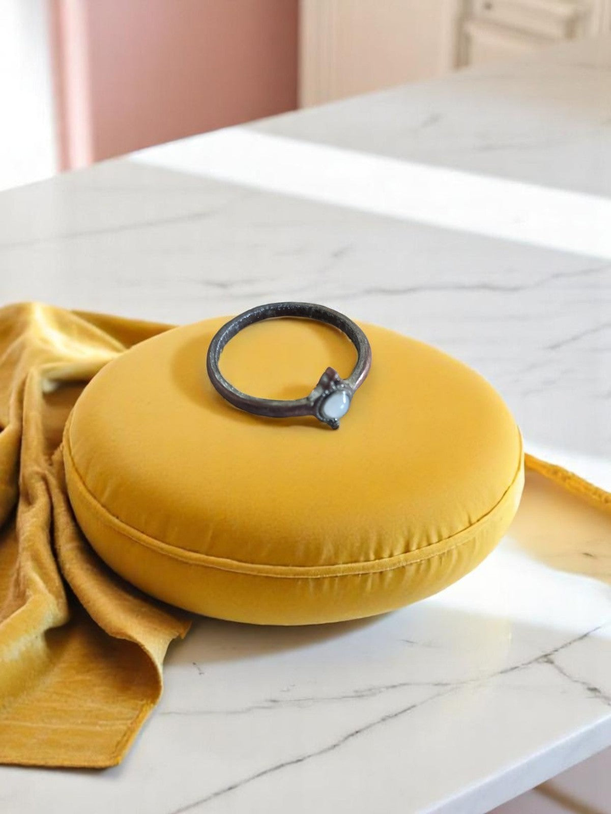Bague vintage fantaisie noire avec cabochon clair taille 54 bijou rétro