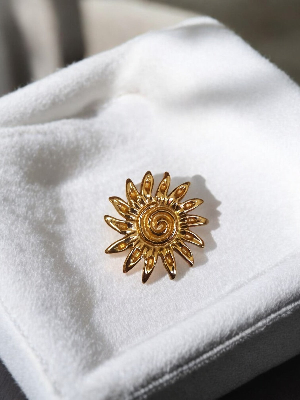 Broche vintage soleil doré, bijou rétro spiralé en métal doré, pin's ancien