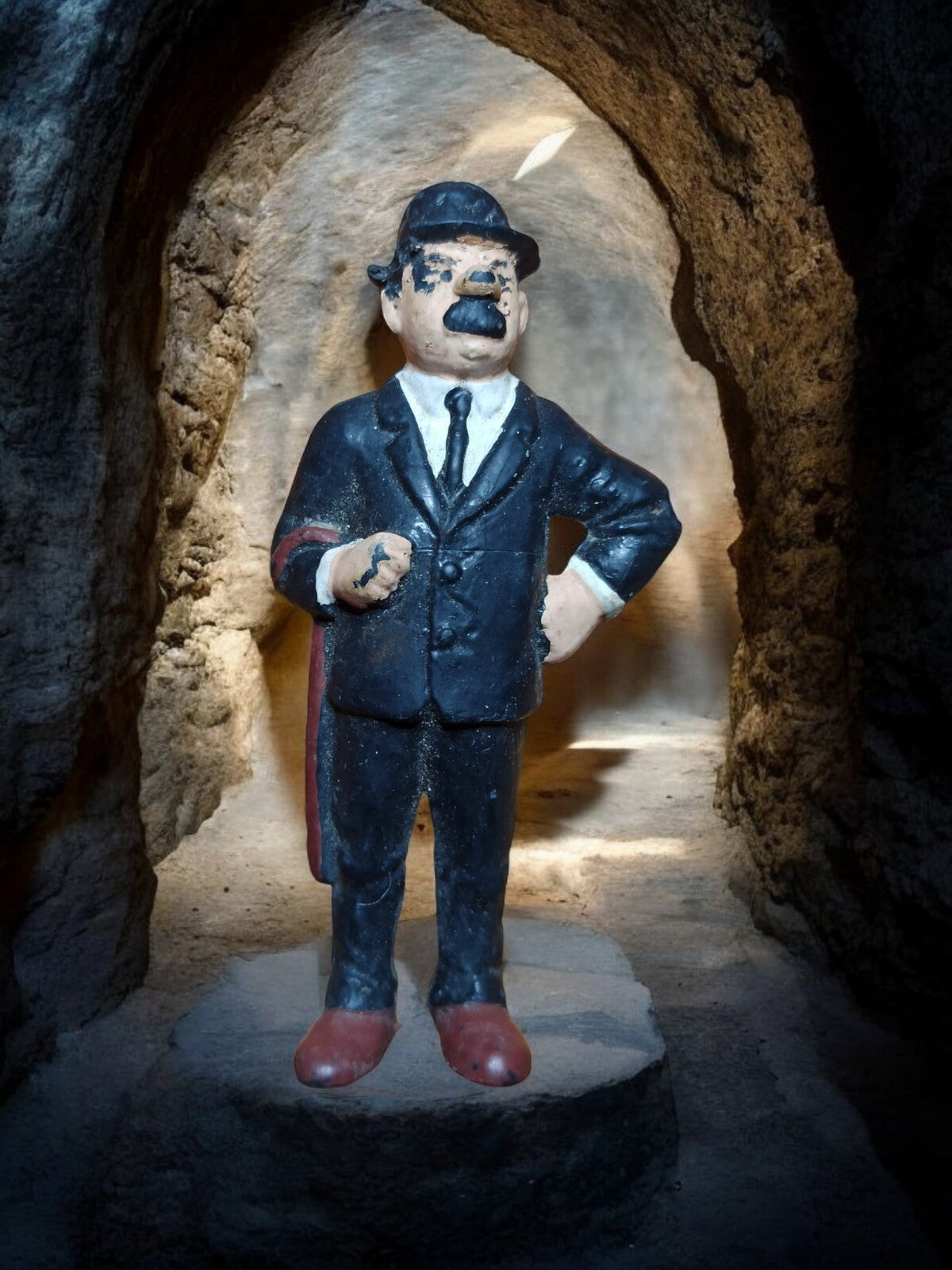 Figurine vintage Dupont Tintin Hergé Bully, costume noir, ancien jouet déco