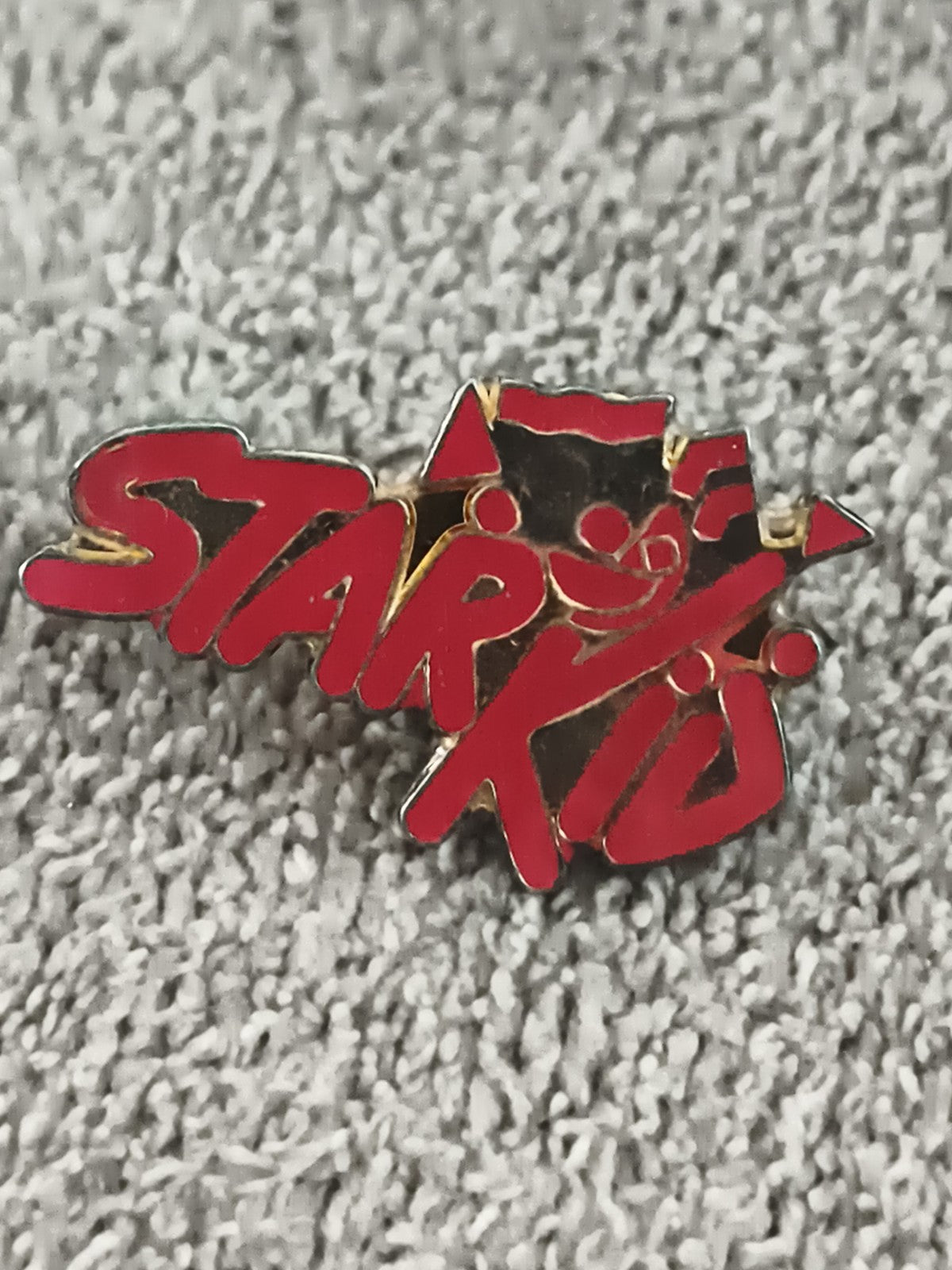 Pin's vintage STAR KID rouge émaillé, lettrage pop années 80 90 (Ref 9)
