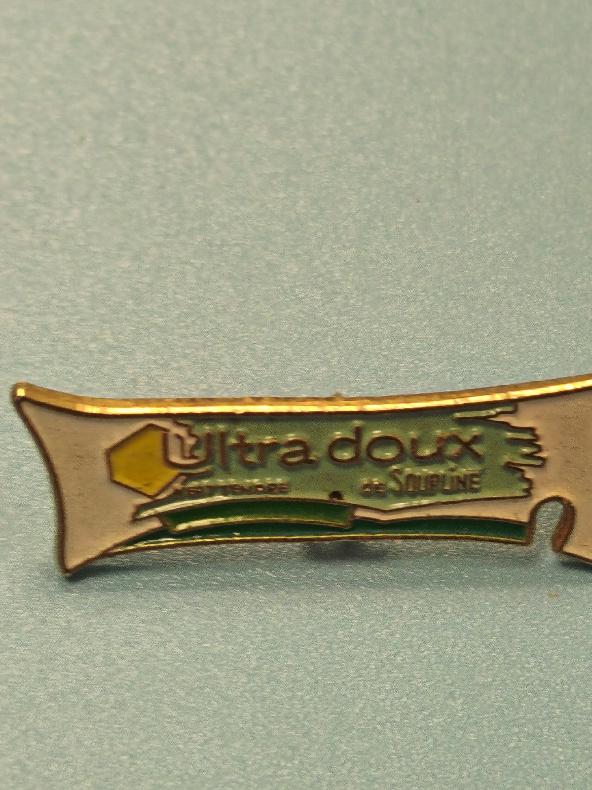 Vintage pin's publicitaire Soupline Ultra Doux vert blanc collection (Ref 5)