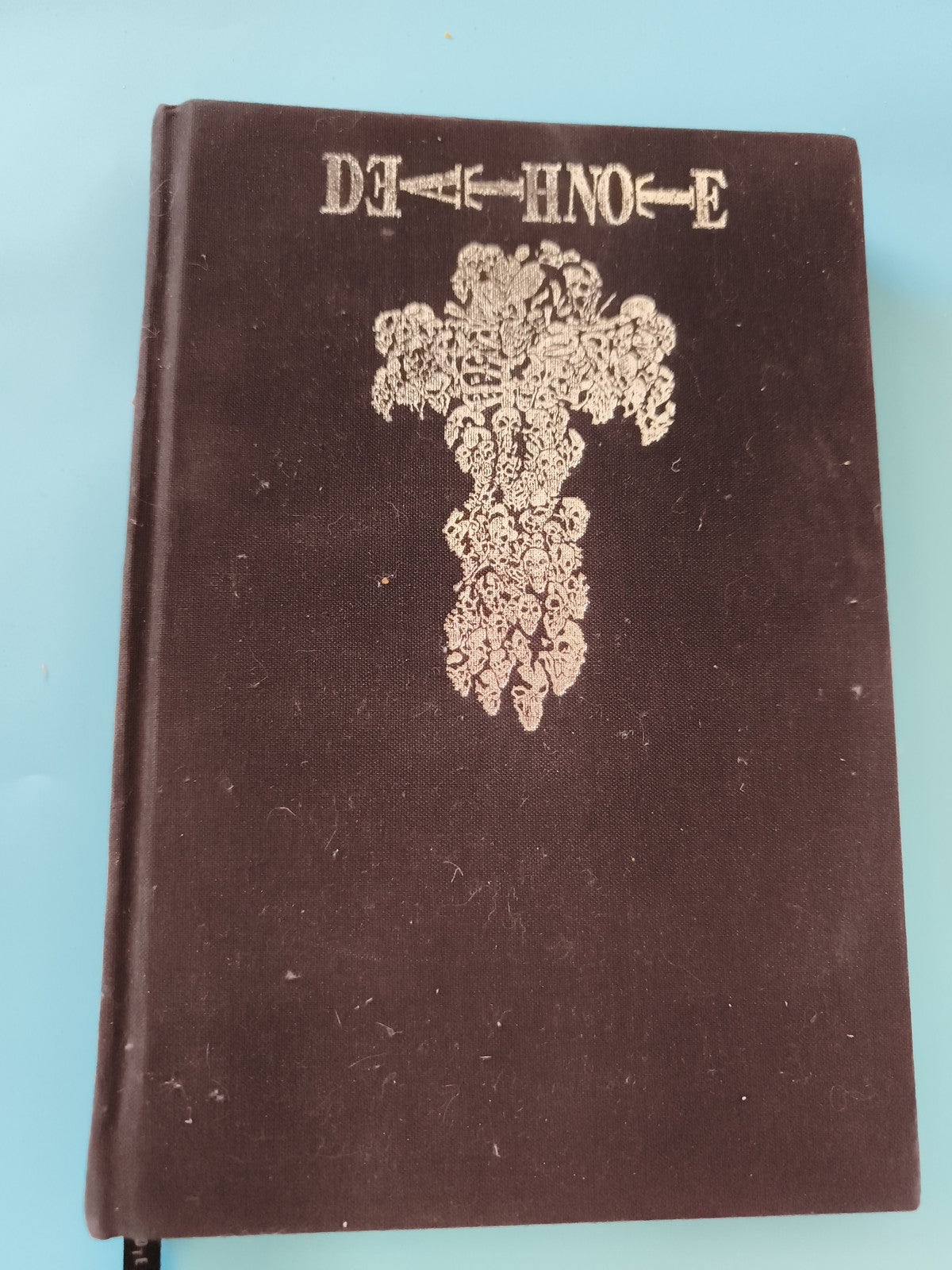 Livre Death Note édition noire couverture croix têtes argentées manga