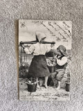 CPA ancienne scène enfants costumes régionaux bord de mer