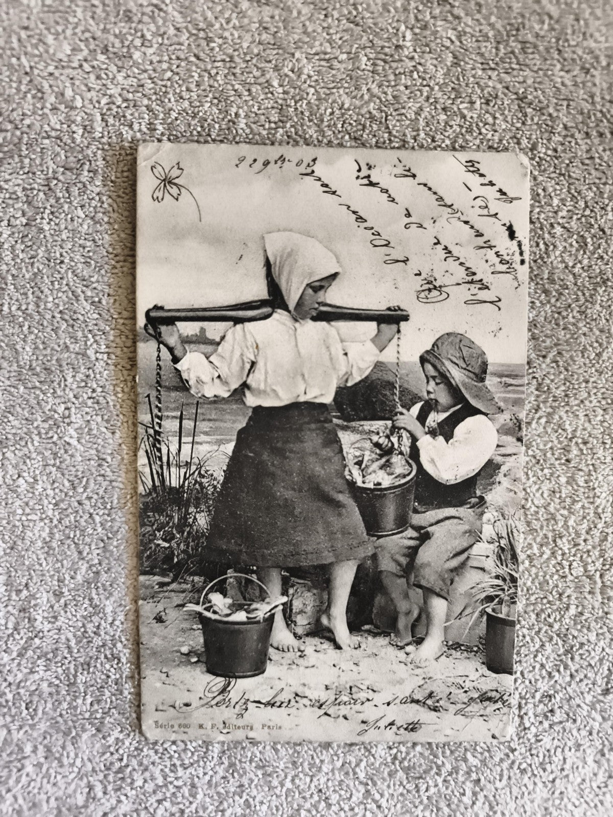 CPA ancienne scène enfants costumes régionaux bord de mer