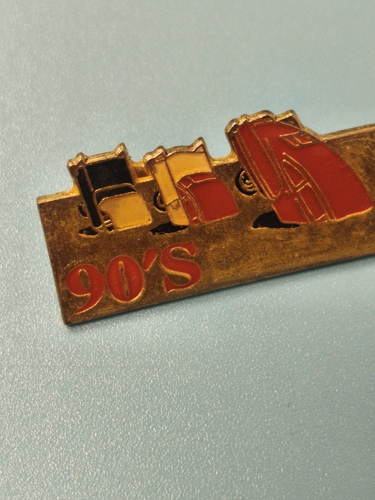 Vintage pin's 90's rétro, émaillé, inscription rouge, collection (Ref 9)