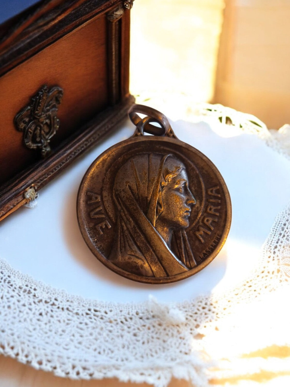 Médaille religieuse ancienne métal Ave Maria Vierge Massin, pendentif vintage