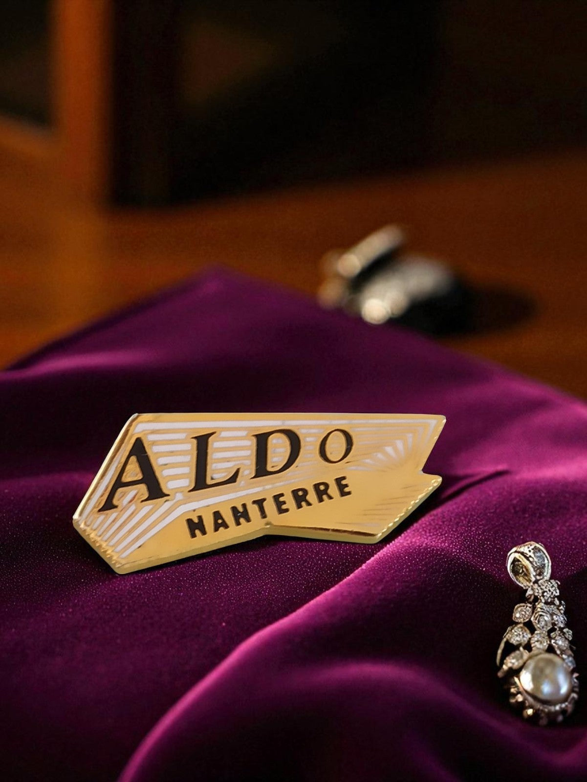 Pin's publicitaire vintage ALDO Nanterre rétro, badge doré, rare années 80