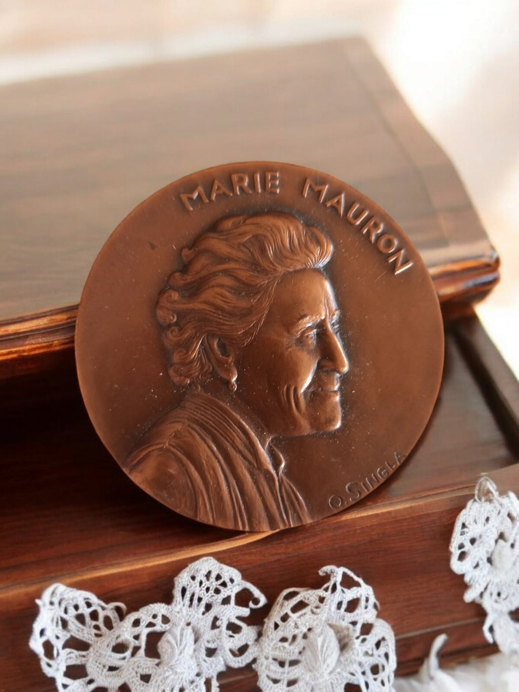 Médaille bronze Marie Mauron Singla, portrait ancien, art commémoratif