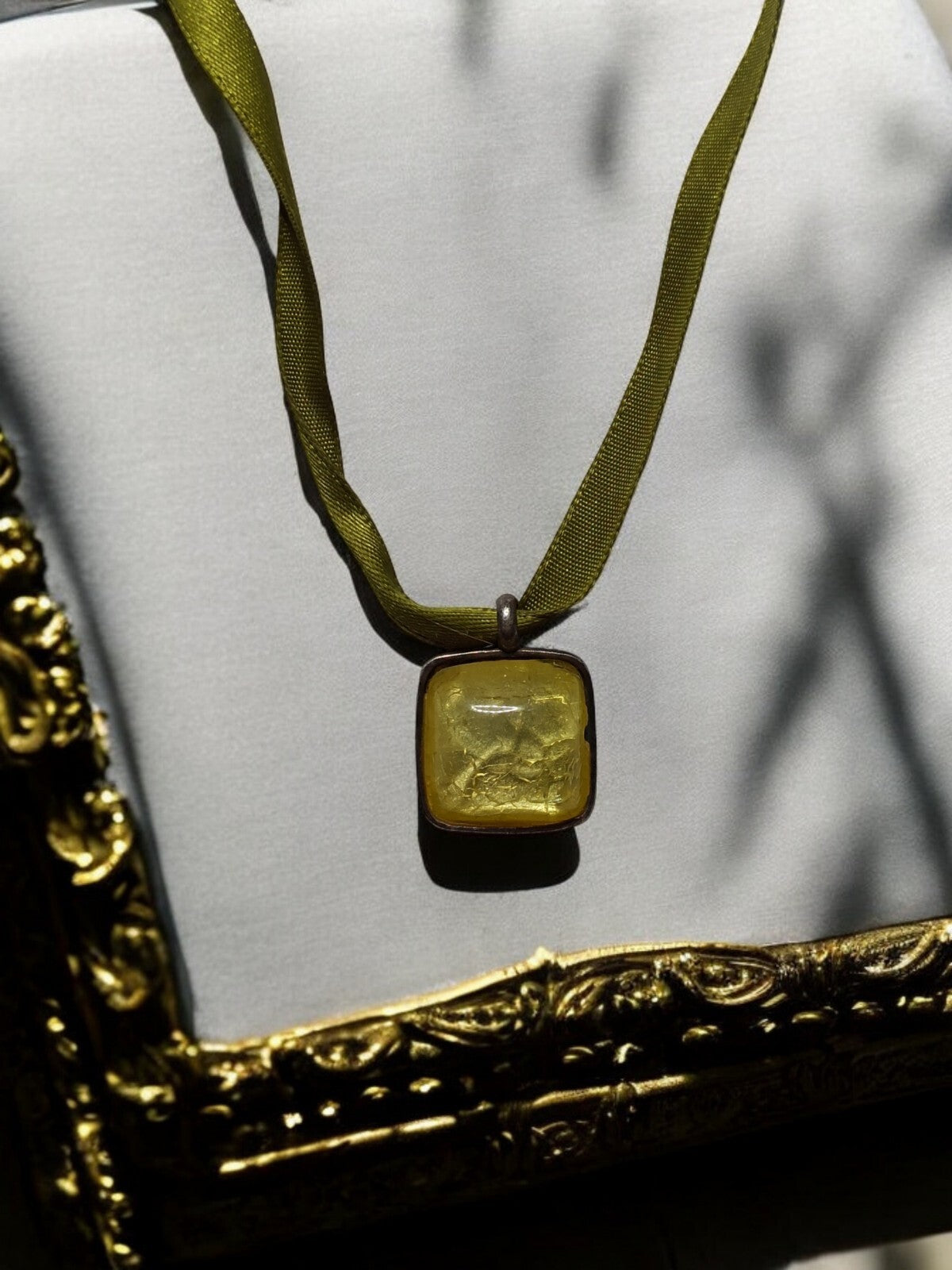 Pendentif carré Murano jaune sur ruban, style vintage élégant, feuilles d’argent