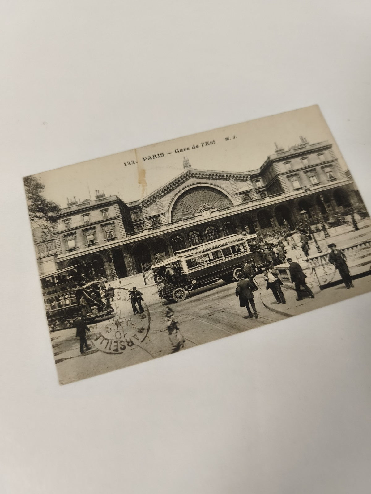 Carte postale ancienne Paris Gare de l'Est CPA, tramway, animation urbaine