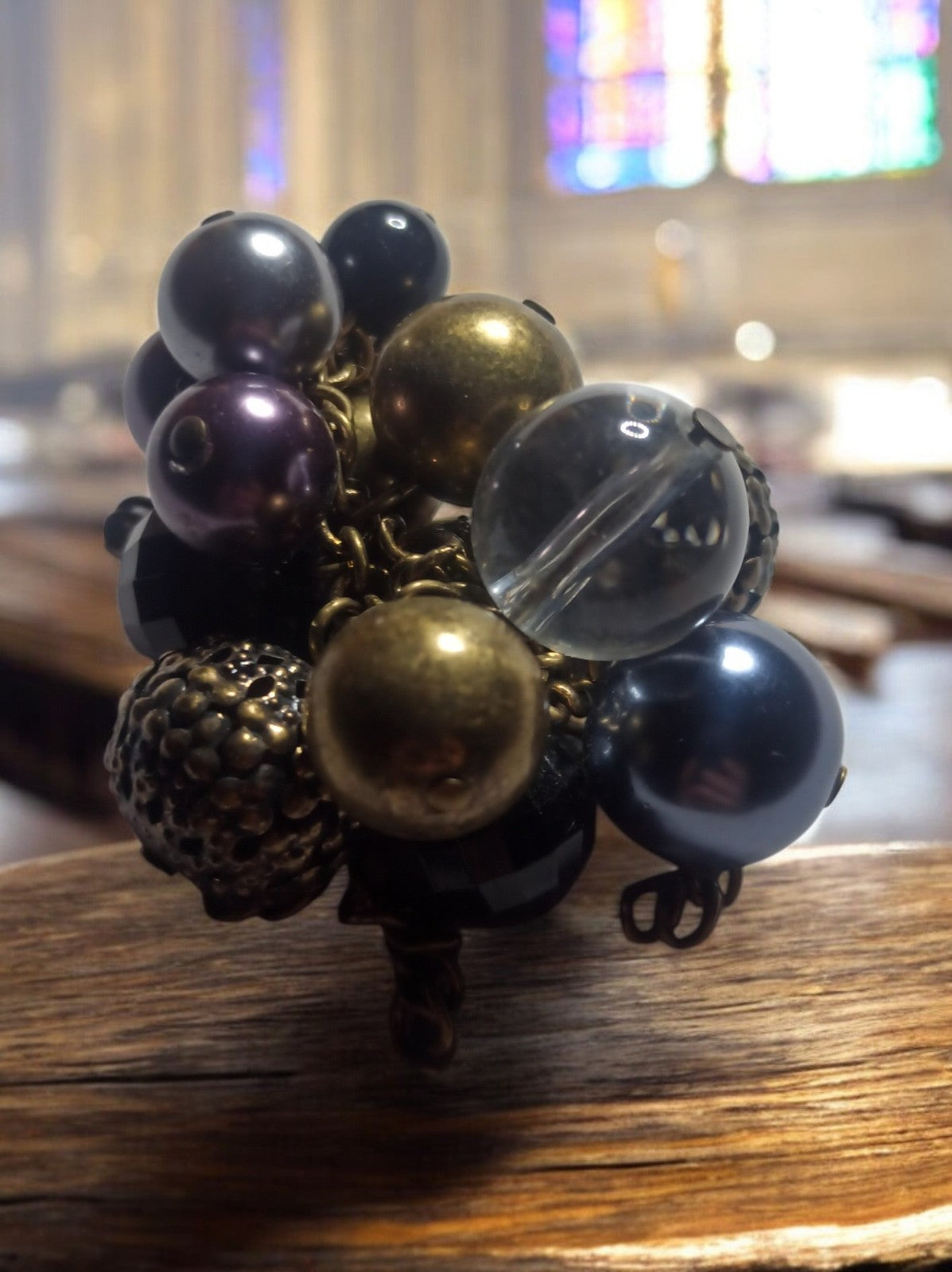 Boucle d’oreille vintage années 70 grappe perles effet métal doré noir unique