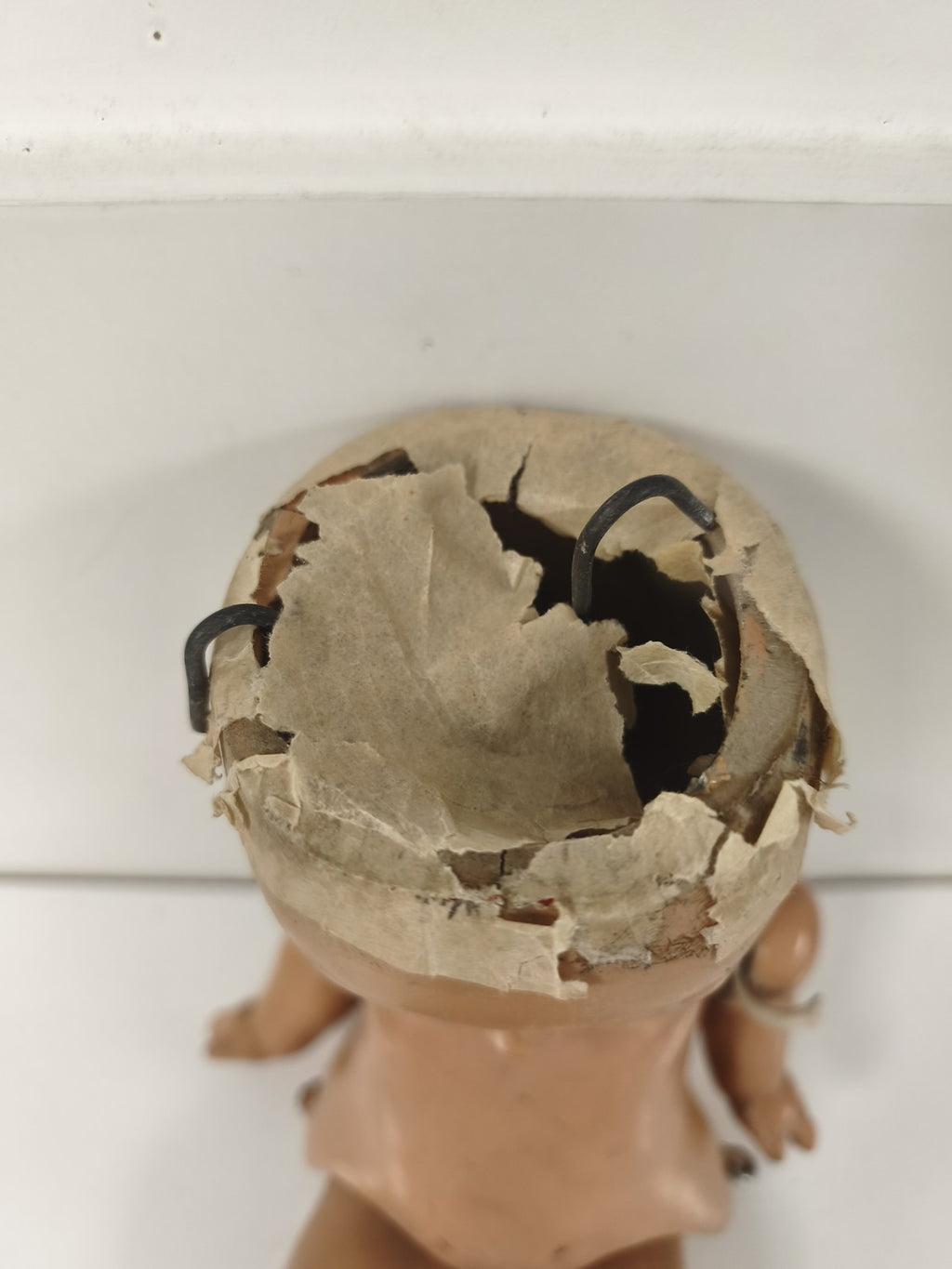 Grande poupée articulée ancienne, matière moulée, fin XIXe-début XXe