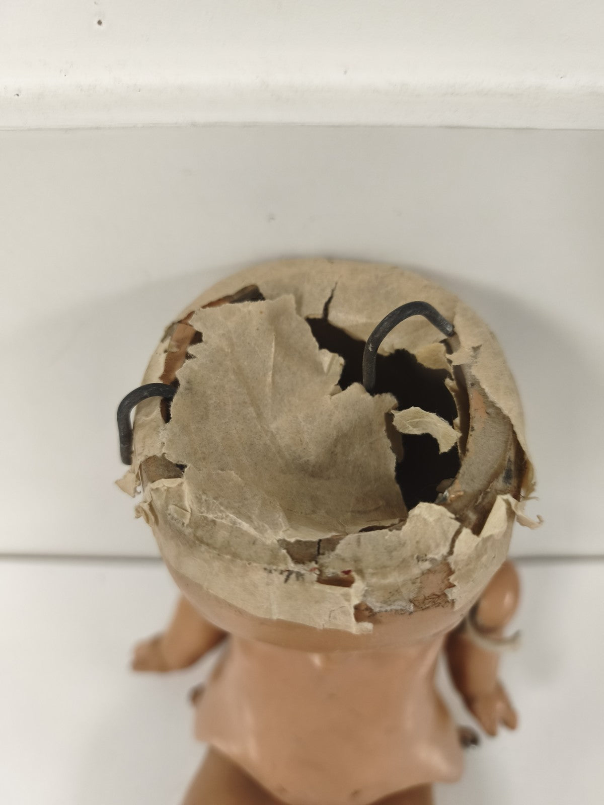 Grande poupée articulée ancienne, matière moulée, fin XIXe-début XXe