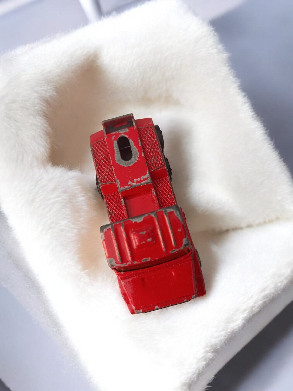 Voiture miniature ancienne rouge vintage – jouet rétro métal usagé