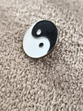 Pin's vintage symbole Yin Yang noir blanc, badge rétro années 90 (Ref 5)
