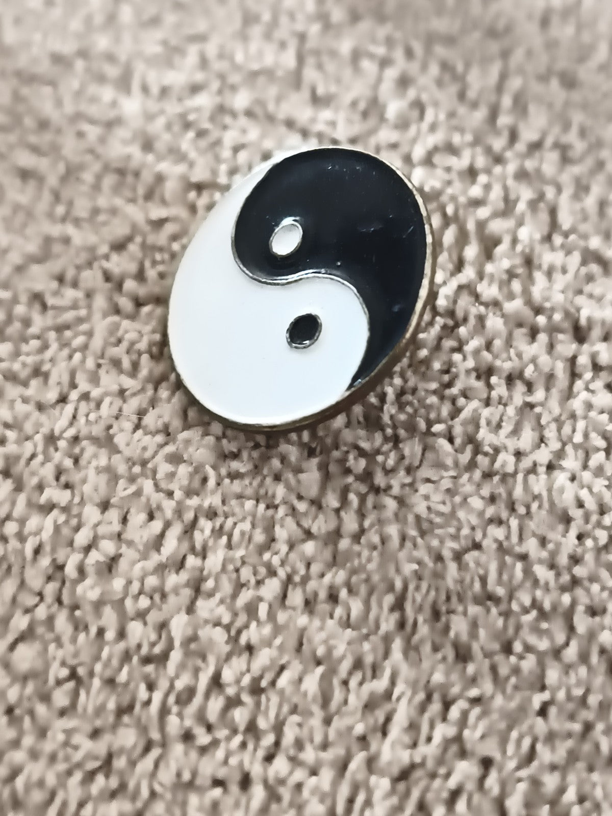 Pin's vintage symbole Yin Yang noir blanc, badge rétro années 90 (Ref 5)