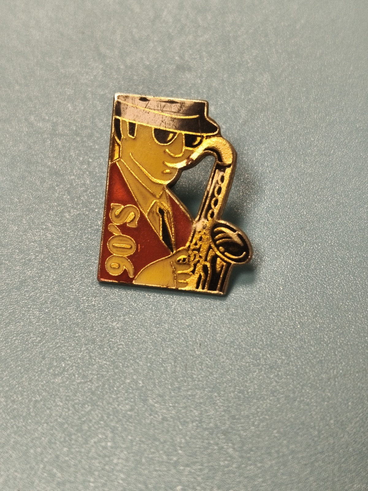 Pin's vintage 90's saxophoniste émaillé rouge et doré collection musique (Ref 17