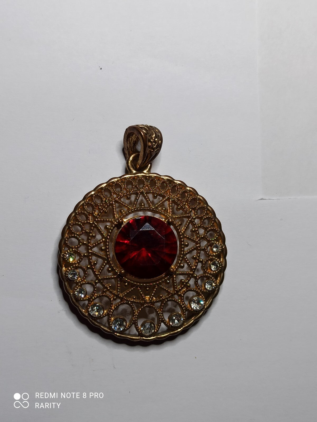 Pendentif vintage rond ajouré rouge rubis strass émaillé style rétro