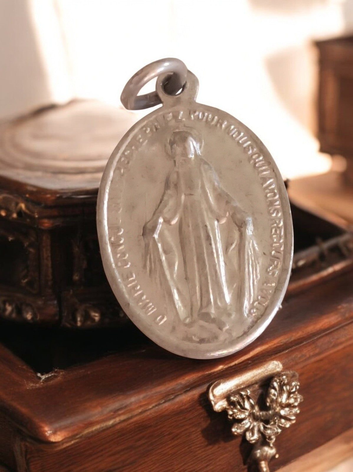 Pendentif médaille religieuse catholique métal vintage Vierge Miraculeuse